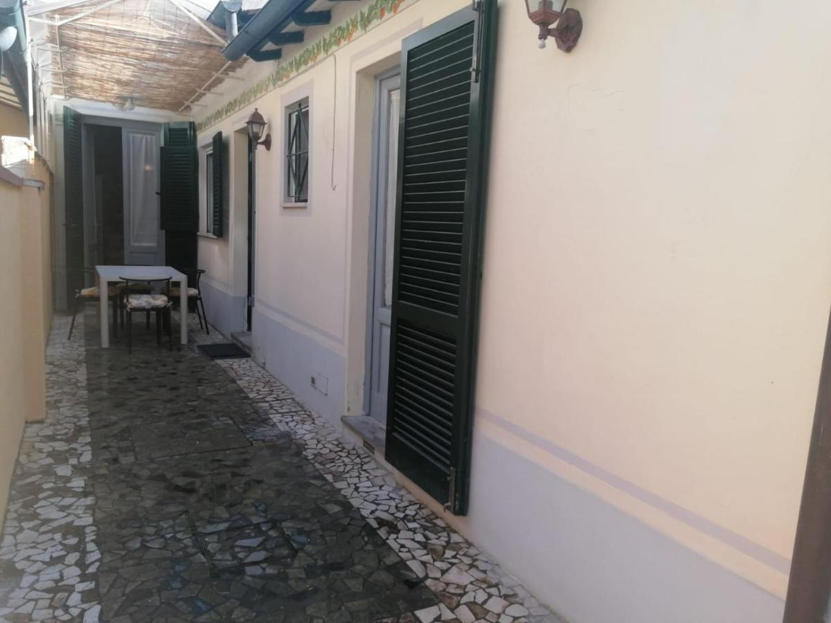 La Casina Giramondo Di Ele Viareggio Exterior photo